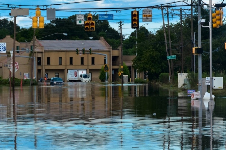 Baton Rouge Officers Show Courage Through the storm