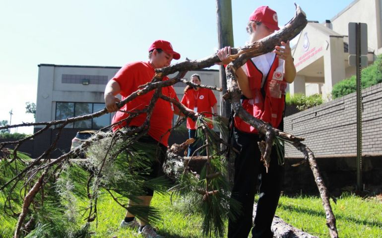 The Salvation Army Assessing Damage And Meeting Needs